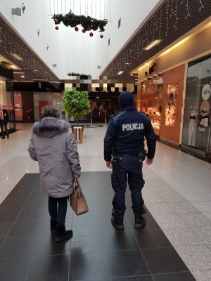 Świdniccy Policjanci wraz ze służbami sanitarnymi przeprowadzają kontrole związane z aktualnymi obostrzeniami COVID-19