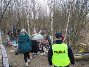 dzielnicowy sprawdza miejsca przebywania osób bezdomnych