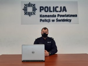 POLICJANT ŚWIDNICKIEJ KOMENDY ROZMAWIAŁ ONLINE Z MŁODZIEŻĄ O HEJCIE