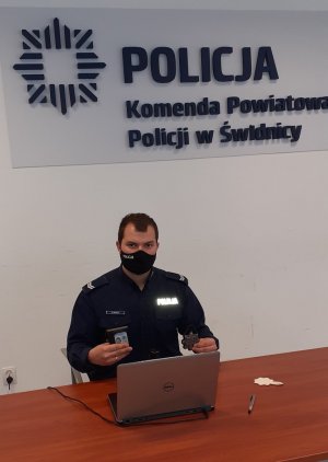 DOŁĄCZ DO NAS – Policjant świdnickiej komendy rozmawiał on-line z maturzystami o SŁUŻBIE W POLICJI