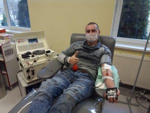 funkcjonariusz KPP Świdnica oddaje osocze