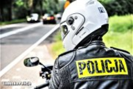 policjant kieruje motocyklem