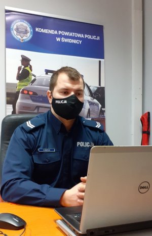 POLICJANT ŚWIDNICKIEJ KOMENDY ROZMAWIAŁ ONLINE Z MŁODZIEŻĄ O BEZPIECZEŃSTWIE W CYBERPRZESTRZENI