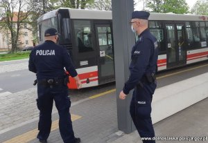 OD JUTRA ŁAGODZENIE OBOSTRZEŃ. TE, KTÓRE POZOSTAJĄ, BĘDĄ NADAL PRZEZ POLICJANTÓW KONTROLOWANE