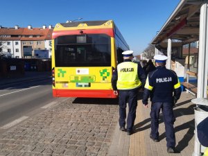 kontrrola transportu zbiorego przez policjantów