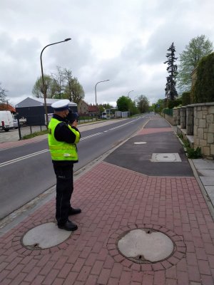 funkcjonariusz dokonuje pomiaru prędkości